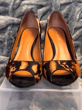 Luz da Lua Leopard Calf Hair Peep-Toe Pumps – Block Heel with Gold Trim – Size 1